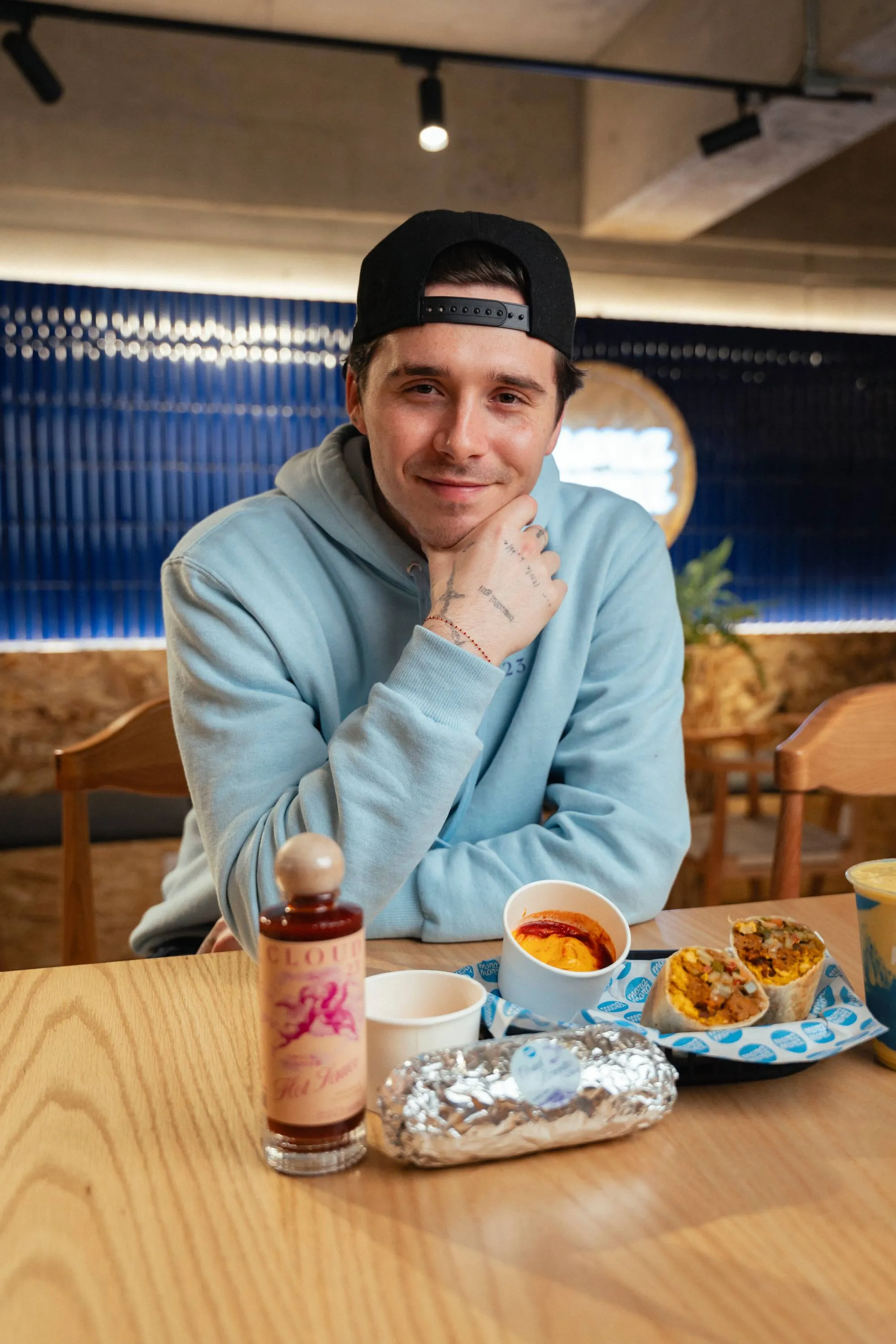 Con trai cả nhà Beckham và chiến lược bán hot sauce triệu đô: Xóa tên mình khỏi sản phẩm để không ai gọi đây là