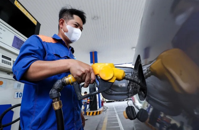 Giá xăng dầu đồng loạt giảm, xăng E10 tiếp tục rẻ hơn - Ảnh 1.