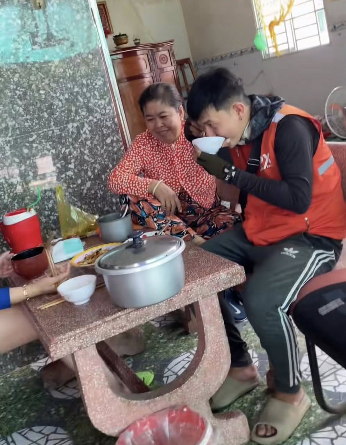 Thợ xây được đãi mâm cua, shipper quen được gọi vô ăn cơm: Một kiểu hiếu khách rất miền Tây khiến dân mạng thích thú - Ảnh 4. Thợ xây được đãi mâm cua, shipper quen được gọi vô ăn cơm: Một kiểu hiếu khách rất miền Tây khiến dân mạng thích thú - Ảnh 4.