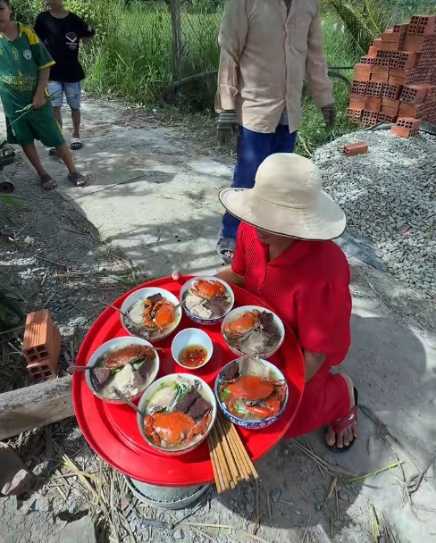 Thợ xây được đãi mâm cua, shipper quen được gọi vô ăn cơm: Một kiểu hiếu khách rất miền Tây khiến dân mạng thích thú - Ảnh 1. Thợ xây được đãi mâm cua, shipper quen được gọi vô ăn cơm: Một kiểu hiếu khách rất miền Tây khiến dân mạng thích thú - Ảnh 1.