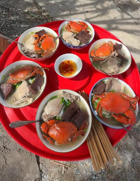 Thợ xây được đãi mâm cua, shipper quen được gọi vô ăn cơm: Một kiểu hiếu khách rất miền Tây khiến dân mạng thích thú - Ảnh 2. Thợ xây được đãi mâm cua, shipper quen được gọi vô ăn cơm: Một kiểu hiếu khách rất miền Tây khiến dân mạng thích thú - Ảnh 2.