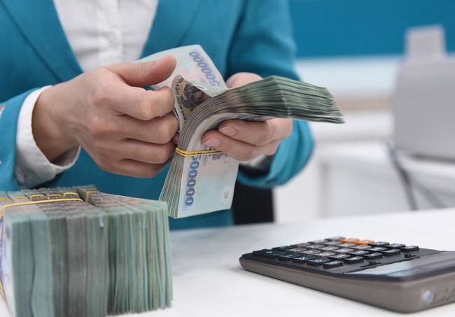 Tiền gửi dân cư vượt 10,5 triệu tỷ đồng: Người Việt liệu có ‘nghiện’ gửi tiết kiệm? - Ảnh 1.