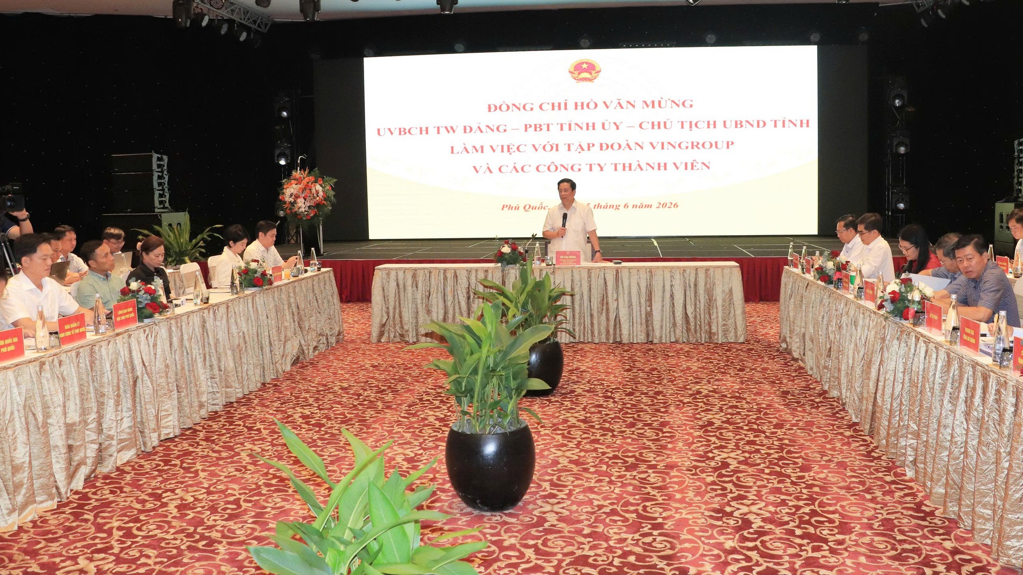Vingroup của tỷ phú Phạm Nhật Vượng muốn thuê bề mặt 4 hồ nước để đầu tư điện mặt trời nổi- Ảnh 1. Vingroup của tỷ phú Phạm Nhật Vượng muốn thuê bề mặt 4 hồ nước để đầu tư điện mặt trời nổi- Ảnh 1.