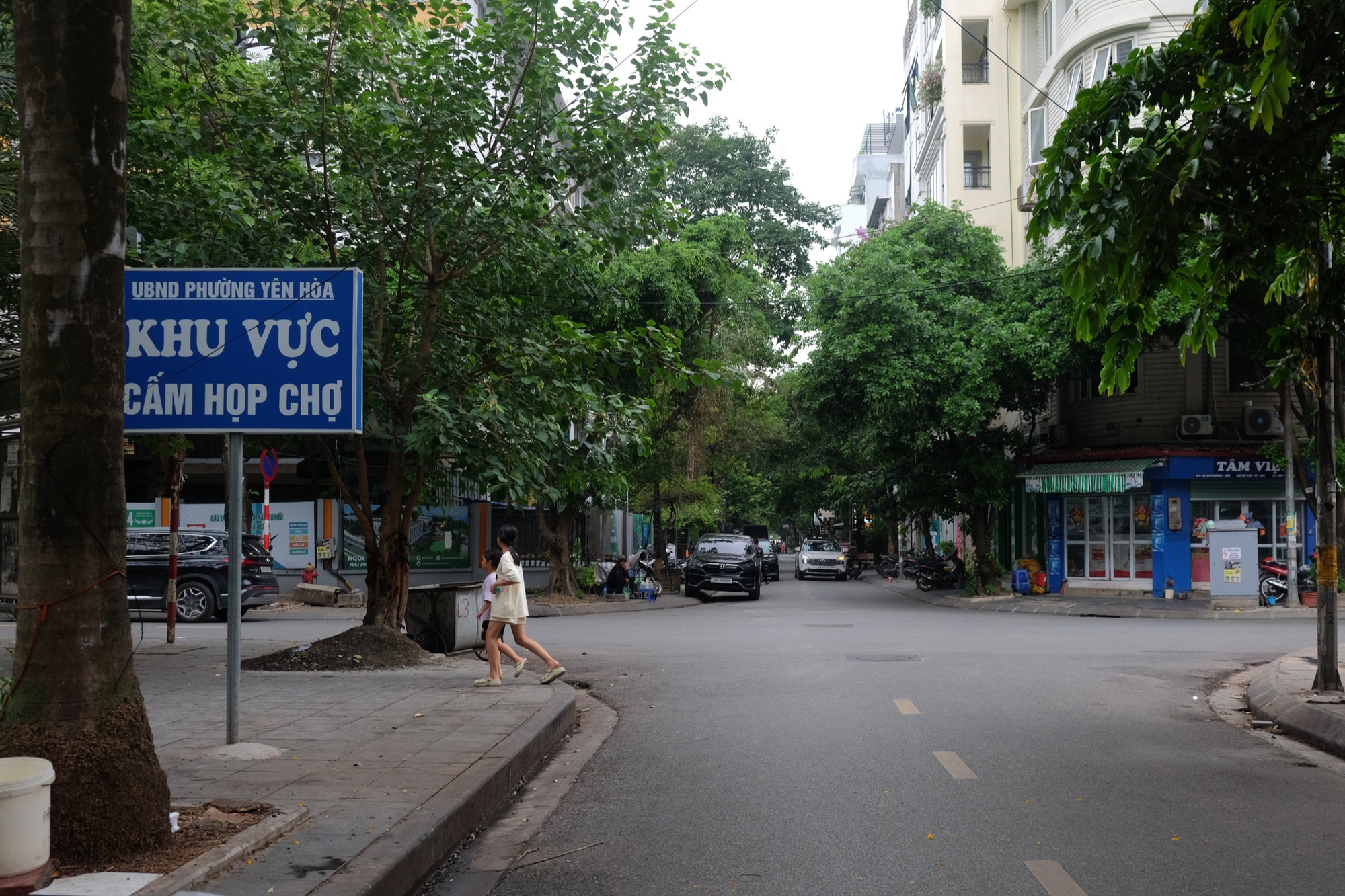 Khung cảnh khác biệt tại nơi từng là khu chợ tạm đông đúc tại Khu đô thị Trung Hòa - Nhân Chính - Ảnh 2.