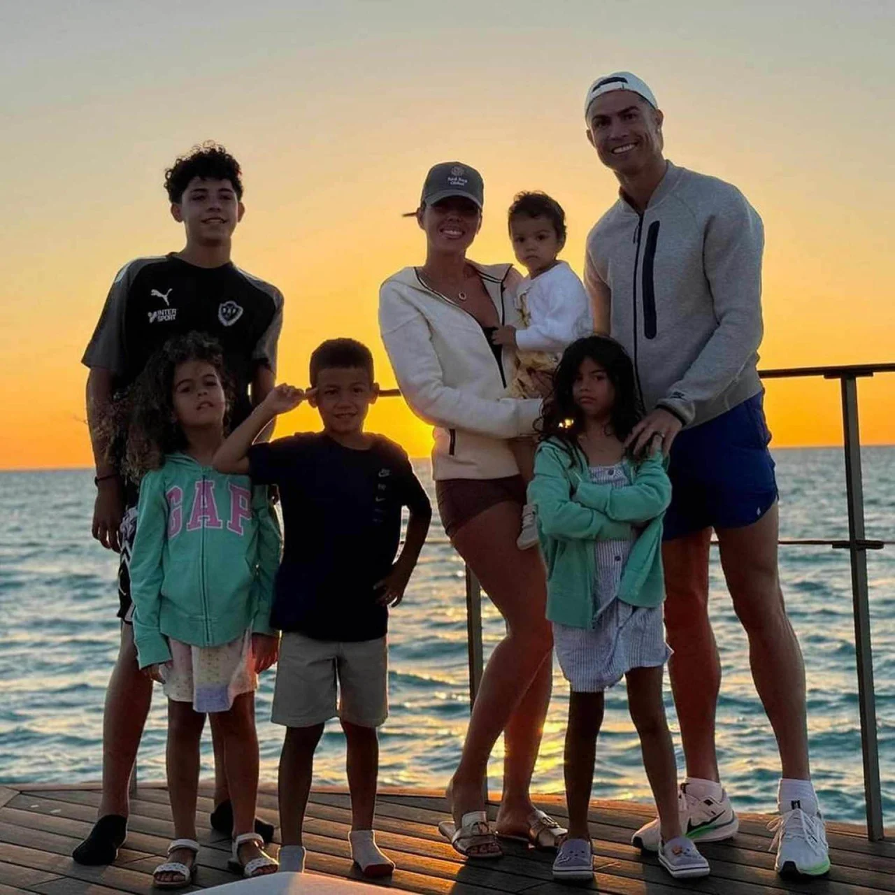 Cách Georgina Rodriguez biến danh xưng "bạn gái CR7" thành thương hiệu triệu đô: Khi Lọ Lem biết tự đúc vương miện - Ảnh 4.