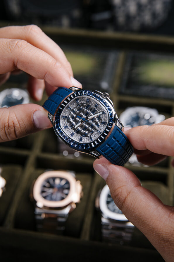 Chiếc đồng hồ trên tay chú rể đắt hơn cả căn nhà: Patek Philippe sapphire xanh đính kim cương toàn thân của Hà Du Quân trong đám cưới thế kỷ - Ảnh 2.