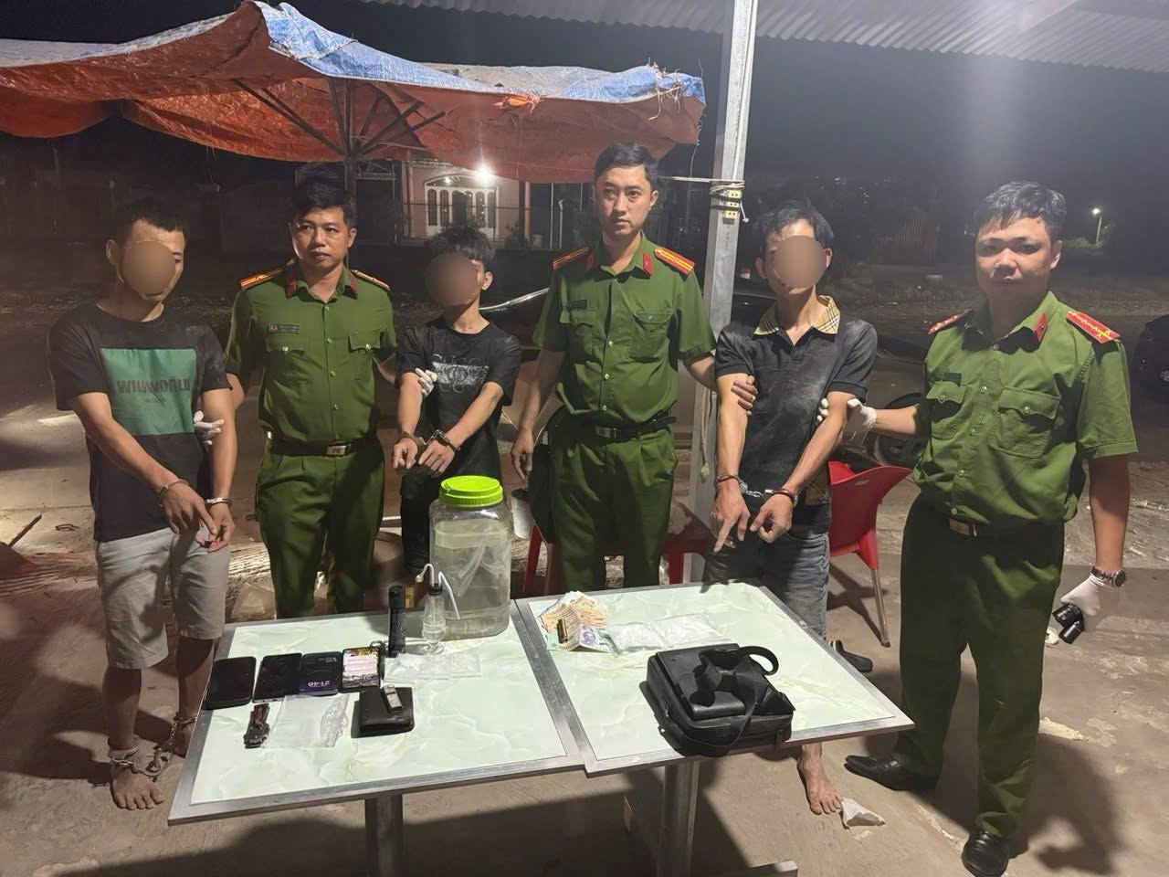 Kiểm tra một khách sạn, Công an TPHCM bắt trọn 30 người - Ảnh 1.