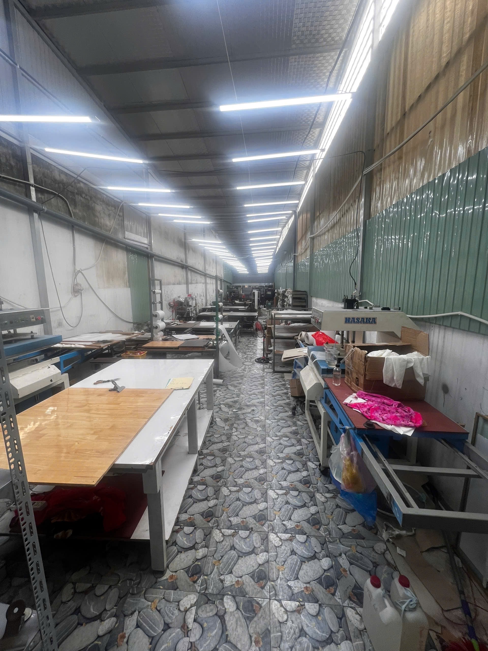 Công an TPHCM khởi tố chủ sở hữu thương hiệu vải áo dài Đất Lành - Ảnh 9.
