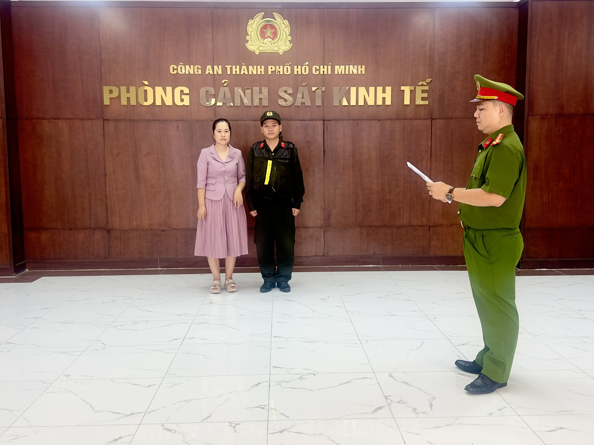 Công an TPHCM khởi tố chủ sở hữu thương hiệu vải áo dài Đất Lành - Ảnh 1.