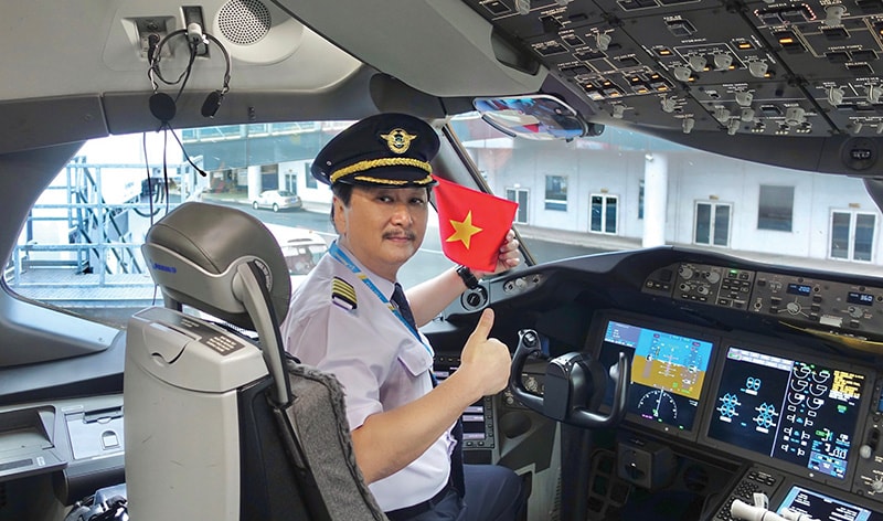 Phi công kỳ cựu của hàng không Việt Nam vừa chia tay bầu trời sau 45 năm cống hiến với 8.000 chuyến bay an toàn - Ảnh 2. Phi công kỳ cựu của hàng không Việt Nam vừa chia tay bầu trời sau 45 năm cống hiến với 8.000 chuyến bay an toàn - Ảnh 2.