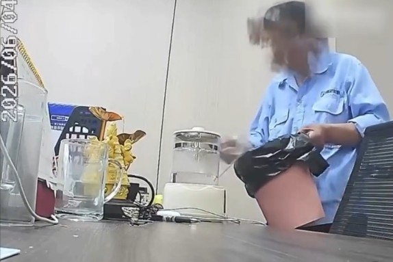 Đoạn clip gây sốc: Nhân viên đổ nước bẩn từ thùng rác vào cốc nước của đồng nghiệp - Ảnh 2. Đoạn clip gây sốc: Nhân viên đổ nước bẩn từ thùng rác vào cốc nước của đồng nghiệp - Ảnh 2.