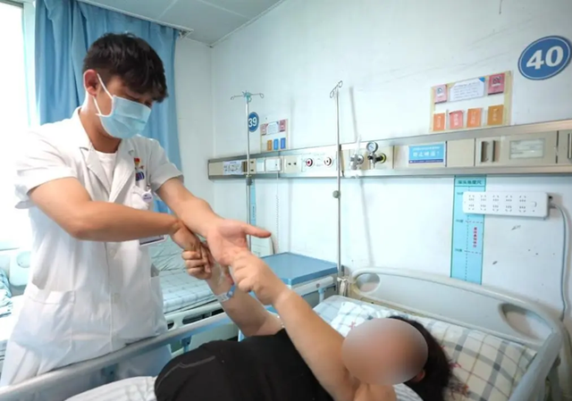 Người phụ nữ 30 tuổi bỗng bị đột quỵ giữa đêm dù chỉ số sức khỏe cực đẹp, tất cả là vì 1 thói quen uống nước kéo dài suốt nhiều năm - Ảnh 1.