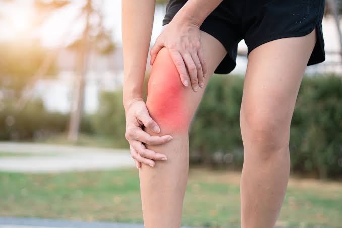 Đừng đợi đến khi không thể ngồi xổm hay leo cầu thang mới lo giữ đầu gối: 5 dấu hiệu cảnh báo khớp gối đang lão hóa- Ảnh 2.