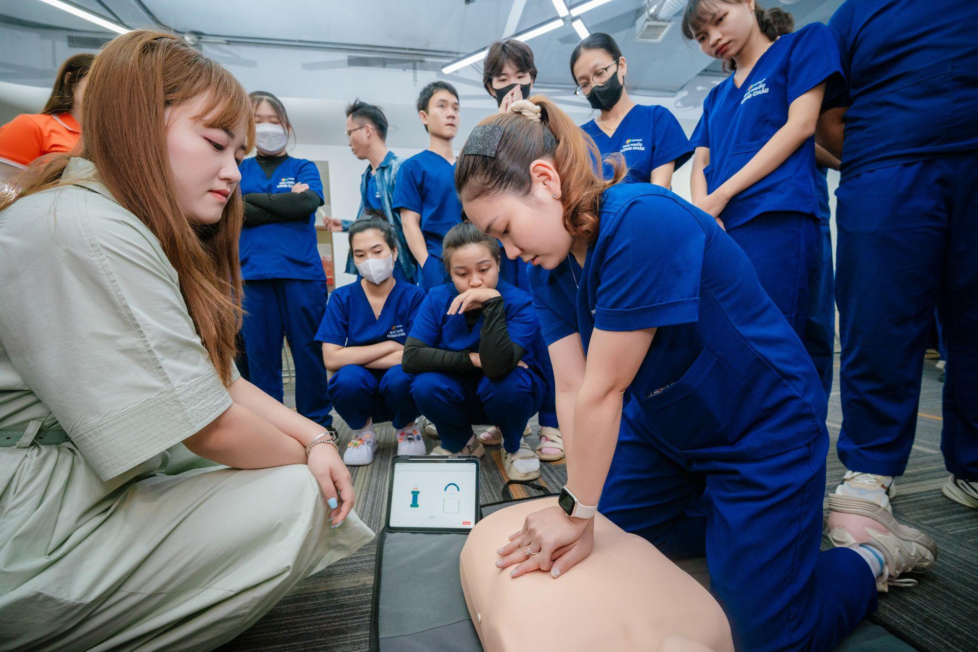Bệnh viện Bạch Mai đào tạo sơ cấp cứu cho hàng ngàn dược sĩ Long Châu - Ảnh 3. Bệnh viện Bạch Mai đào tạo sơ cấp cứu cho hàng ngàn dược sĩ Long Châu - Ảnh 3.