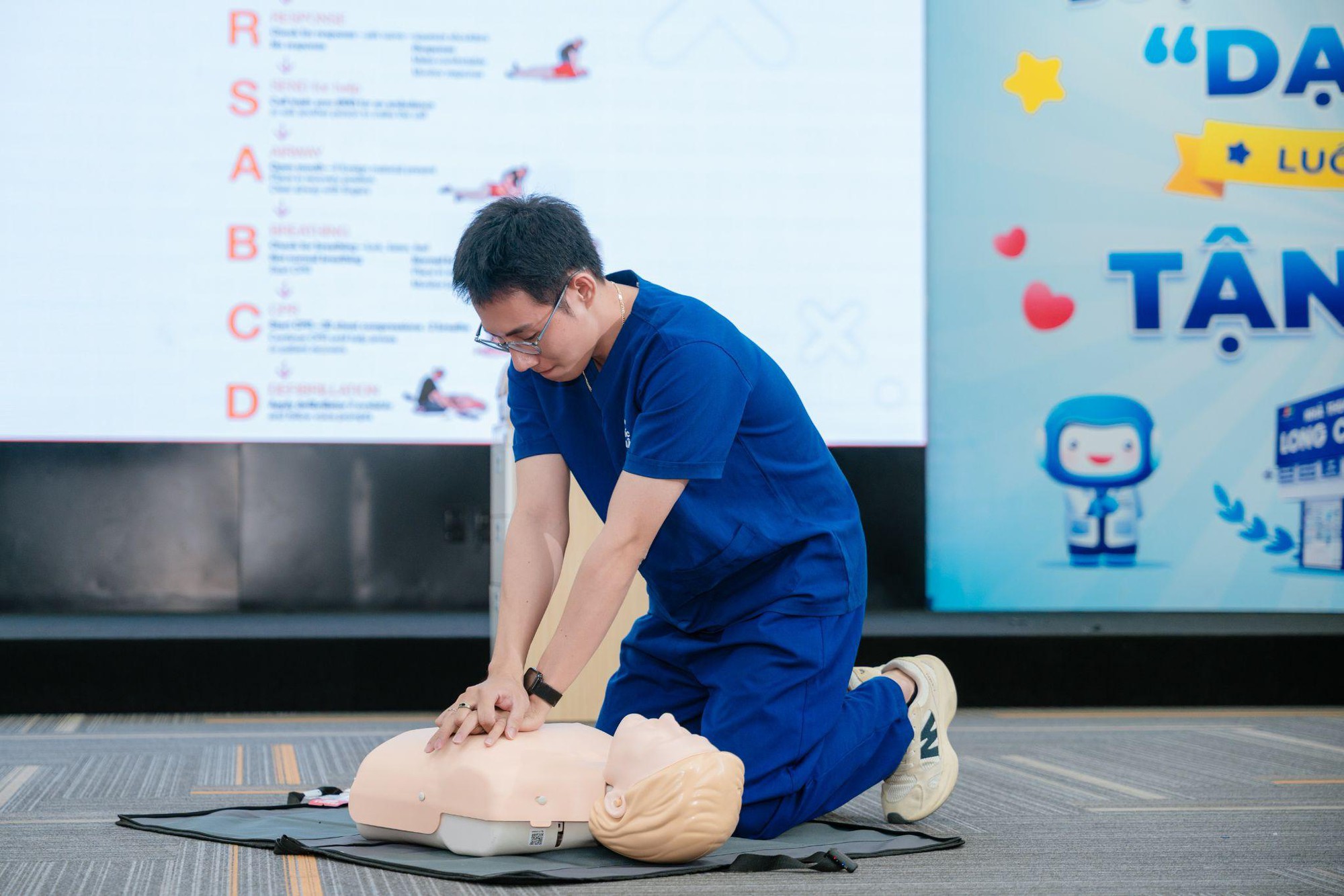 Bệnh viện Bạch Mai đào tạo sơ cấp cứu cho hàng ngàn dược sĩ Long Châu - Ảnh 4. Bệnh viện Bạch Mai đào tạo sơ cấp cứu cho hàng ngàn dược sĩ Long Châu - Ảnh 4.