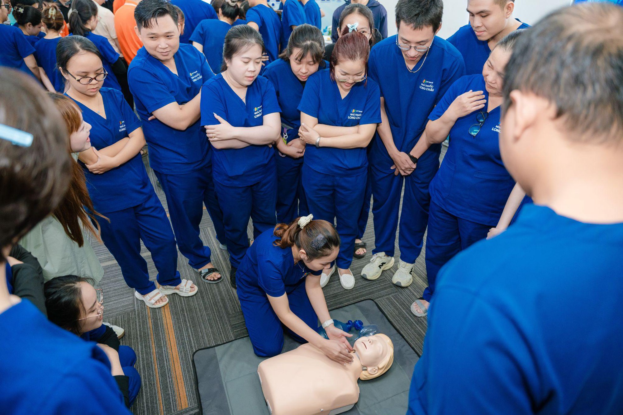 Bệnh viện Bạch Mai đào tạo sơ cấp cứu cho hàng ngàn dược sĩ Long Châu - Ảnh 6. Bệnh viện Bạch Mai đào tạo sơ cấp cứu cho hàng ngàn dược sĩ Long Châu - Ảnh 6.