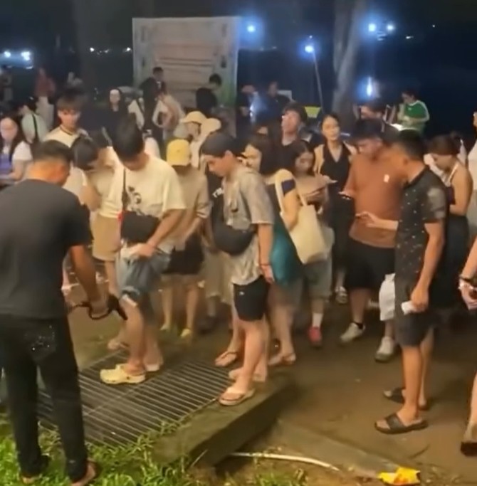 Xin lỗi như không xin lỗi, BTC Những thành phố mơ màng càng nói càng làm khán giả muốn… ‘phát điên’ - Ảnh 9. Xin lỗi như không xin lỗi, BTC Những thành phố mơ màng càng nói càng làm khán giả muốn… ‘phát điên’ - Ảnh 9.