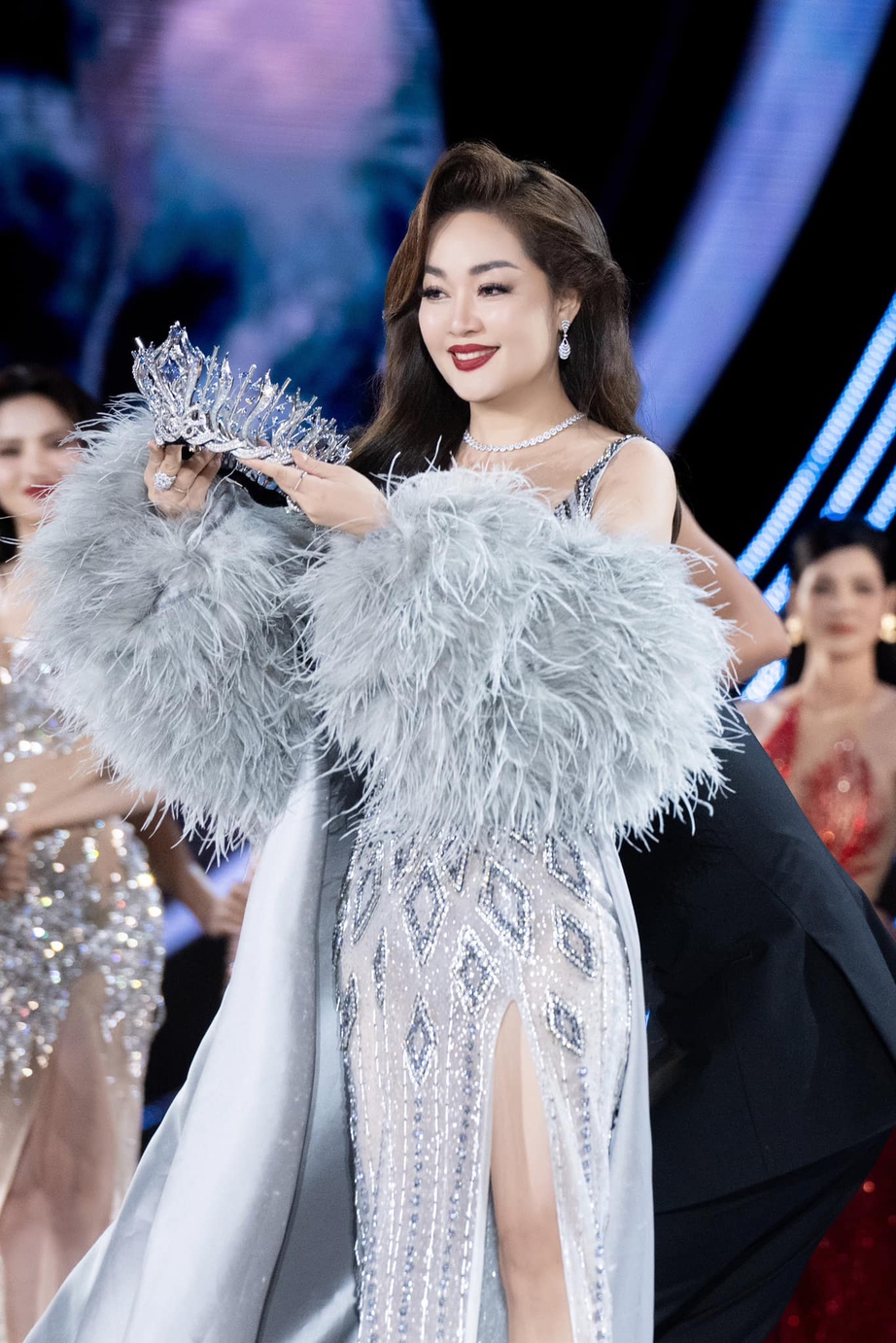 Phát ngôn đáng chú ý của bà chủ Ngọc Châu Âu trước khi bị khởi tố, từng khuyên khách nên mua kim cương có '2 giấy kiểm định' - Ảnh 4. Phát ngôn đáng chú ý của bà chủ Ngọc Châu Âu trước khi bị khởi tố, từng khuyên khách nên mua kim cương có '2 giấy kiểm định' - Ảnh 4.