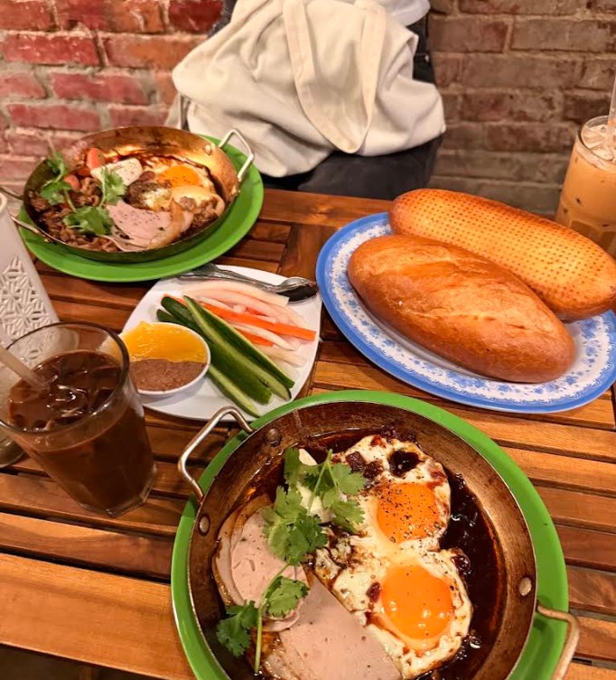 Nhìn cái bàn xếp, cái ghế nhựa trong hẻm ai mà ngờ đây lại là quán Việt ở New York, cho đến khi trả 730.000 cho phần bò né - Ảnh 8. Nhìn cái bàn xếp, cái ghế nhựa trong hẻm ai mà ngờ đây lại là quán Việt ở New York, cho đến khi trả 730.000 cho phần bò né - Ảnh 8.