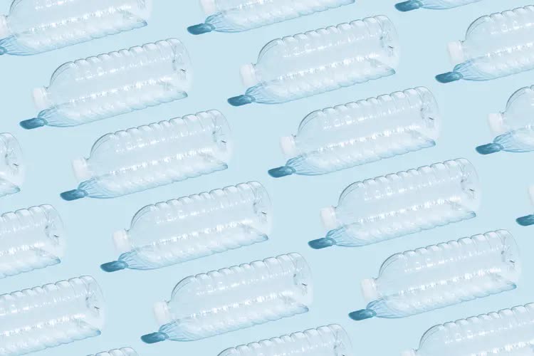 Lời khuyên cho bất kỳ ai uống nước đóng chai ngày hè - Ảnh 1.