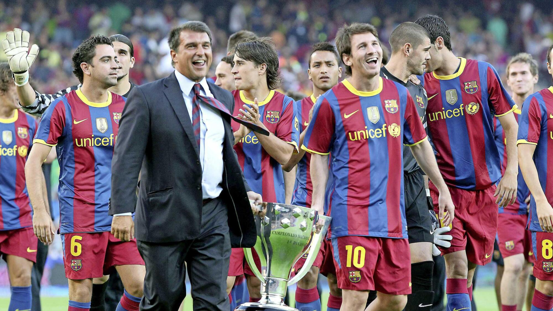 Barcelona từng chi 900 USD/tháng để cứu sự nghiệp Lionel Messi - Ảnh 4. Barcelona từng chi 900 USD/tháng để cứu sự nghiệp Lionel Messi - Ảnh 4.