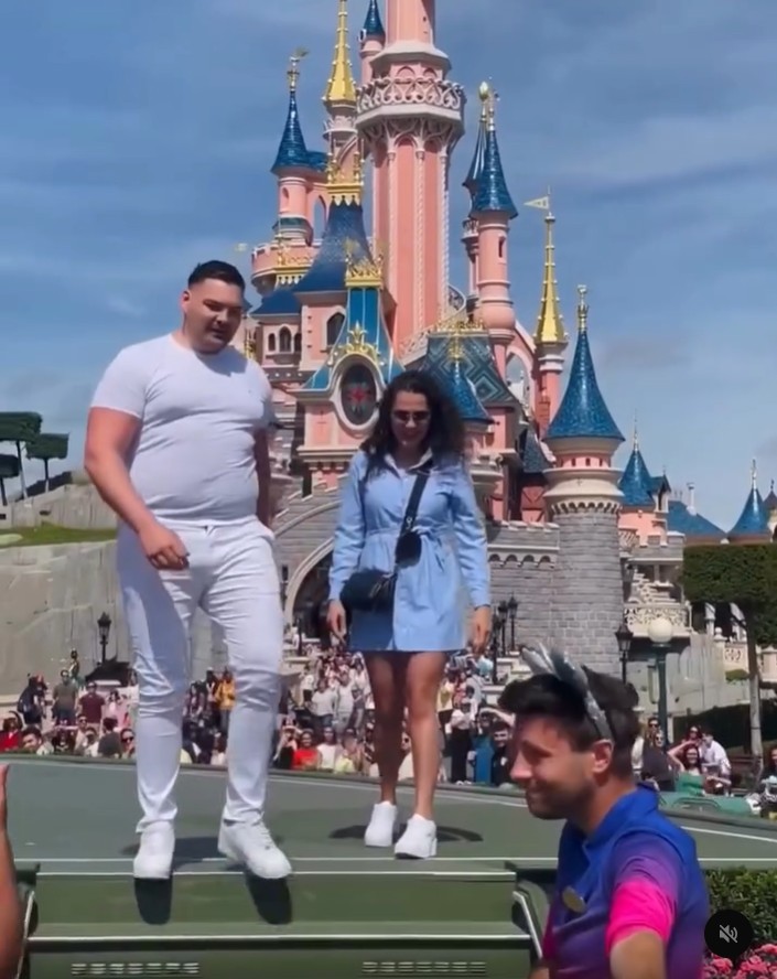 Màn cầu hôn trong mơ ở Disneyland Paris biến thành ‘ác mộng’ chỉ vì 21 giây: Disney phải lên tiếng xin lỗi - Ảnh 2. Màn cầu hôn trong mơ ở Disneyland Paris biến thành ‘ác mộng’ chỉ vì 21 giây: Disney phải lên tiếng xin lỗi - Ảnh 2.
