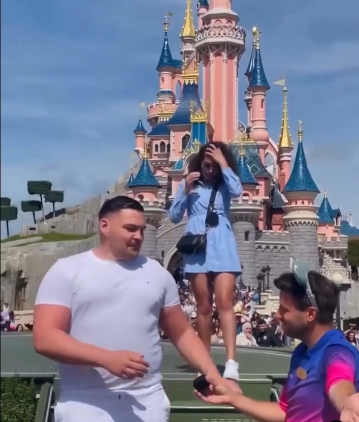 Màn cầu hôn trong mơ ở Disneyland Paris biến thành ‘ác mộng’ chỉ vì 21 giây: Disney phải lên tiếng xin lỗi - Ảnh 4. Màn cầu hôn trong mơ ở Disneyland Paris biến thành ‘ác mộng’ chỉ vì 21 giây: Disney phải lên tiếng xin lỗi - Ảnh 4.