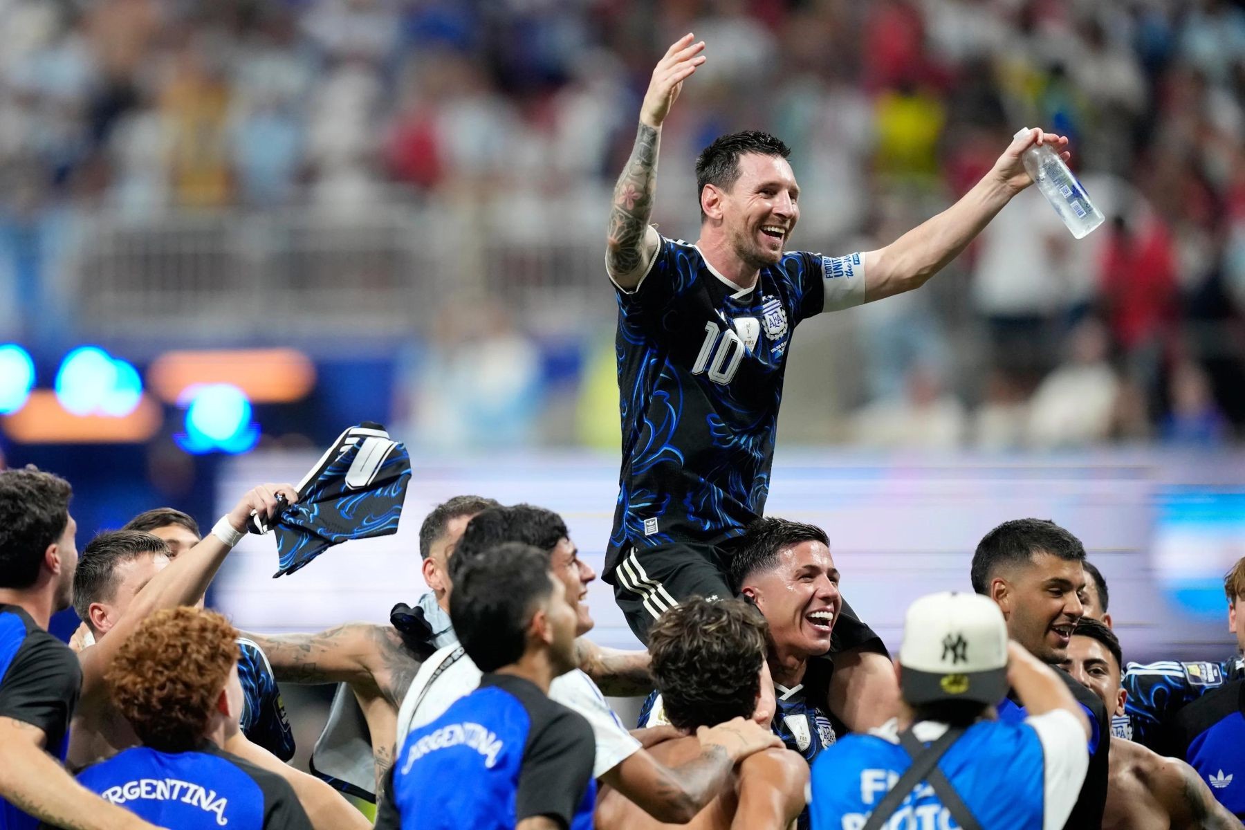 Chung kết World Cup 2026 có giá vé cao nhất lịch sử thể thao Mỹ, có vé được rao hơn 50 tỷ đồng - Ảnh 3.