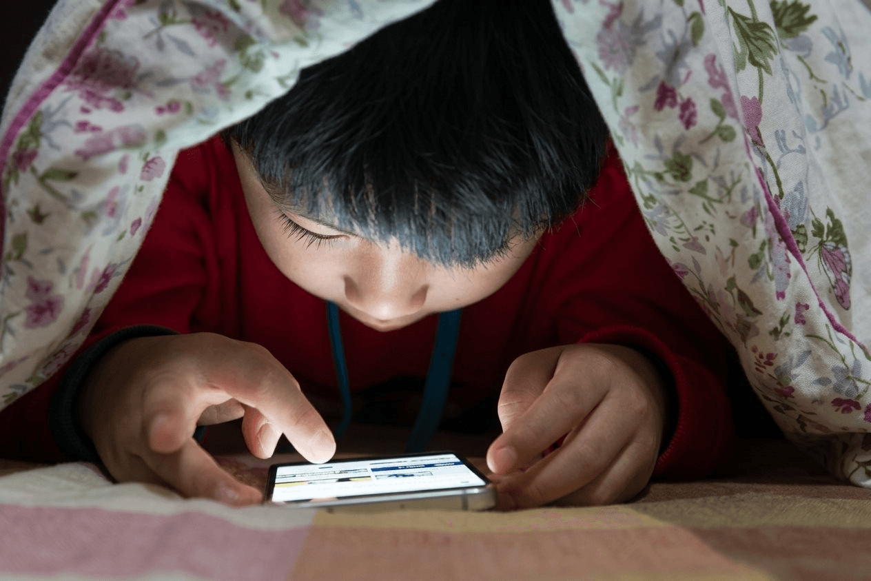 Trẻ em Việt Nam tiếp cận Internet sớm: Ảnh hưởng đến tuổi thơ và công nghệ - Ảnh 2. Trẻ em Việt Nam tiếp cận Internet sớm: Ảnh hưởng đến tuổi thơ và công nghệ - Ảnh 2.