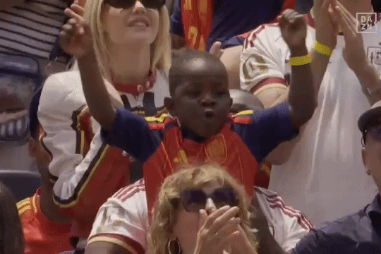 Không ghi bàn, không thi đấu nhưng vẫn viral nhất World Cup: Cậu bé 4 tuổi ôm cúp vàng bên cạnh Lamine Yamal là ai? - Ảnh 2. Không ghi bàn, không thi đấu nhưng vẫn viral nhất World Cup: Cậu bé 4 tuổi ôm cúp vàng bên cạnh Lamine Yamal là ai? - Ảnh 2.