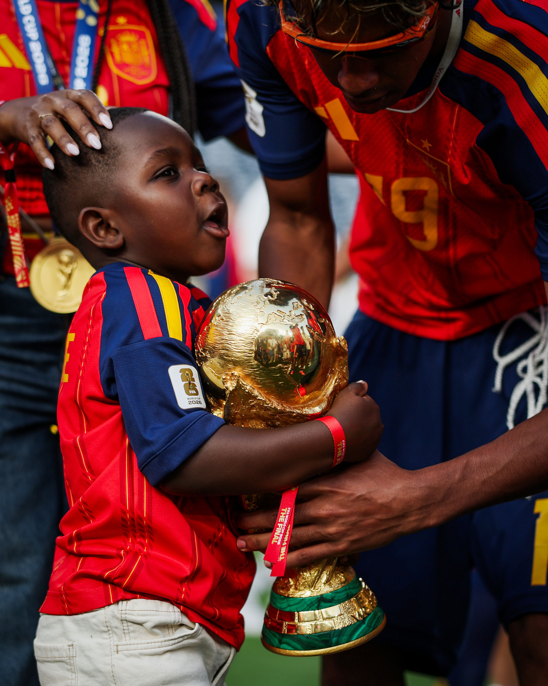 Không ghi bàn, không thi đấu nhưng vẫn viral nhất World Cup: Cậu bé 4 tuổi ôm cúp vàng bên cạnh Lamine Yamal là ai? - Ảnh 1. Không ghi bàn, không thi đấu nhưng vẫn viral nhất World Cup: Cậu bé 4 tuổi ôm cúp vàng bên cạnh Lamine Yamal là ai? - Ảnh 1.
