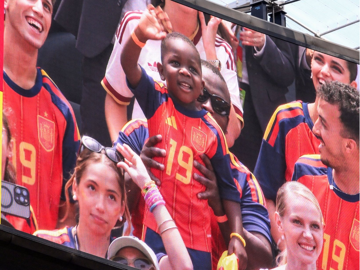 Không ghi bàn, không thi đấu nhưng vẫn viral nhất World Cup: Cậu bé 4 tuổi ôm cúp vàng bên cạnh Lamine Yamal là ai? - Ảnh 3. Không ghi bàn, không thi đấu nhưng vẫn viral nhất World Cup: Cậu bé 4 tuổi ôm cúp vàng bên cạnh Lamine Yamal là ai? - Ảnh 3.