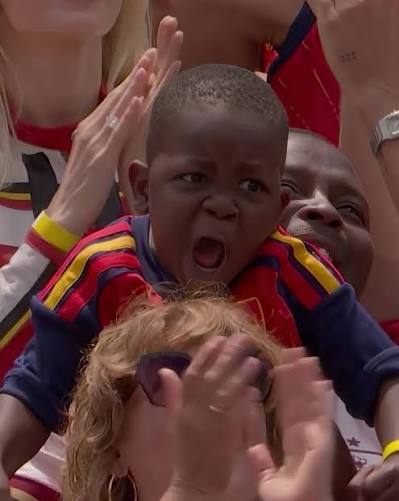 Không ghi bàn, không thi đấu nhưng vẫn viral nhất World Cup: Cậu bé 4 tuổi ôm cúp vàng bên cạnh Lamine Yamal là ai? - Ảnh 4. Không ghi bàn, không thi đấu nhưng vẫn viral nhất World Cup: Cậu bé 4 tuổi ôm cúp vàng bên cạnh Lamine Yamal là ai? - Ảnh 4.