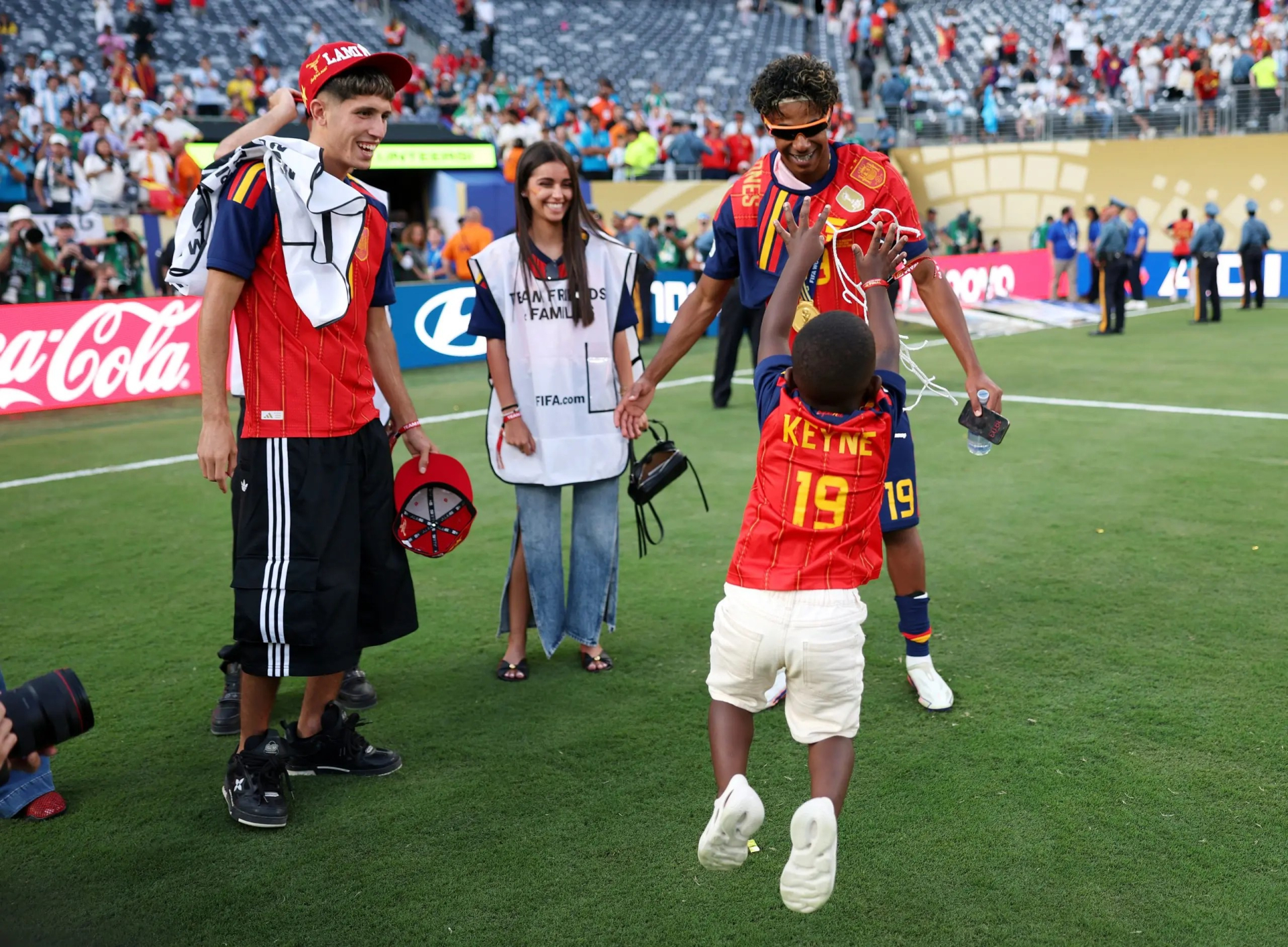 Không ghi bàn, không thi đấu nhưng vẫn viral nhất World Cup: Cậu bé 4 tuổi ôm cúp vàng bên cạnh Lamine Yamal là ai? - Ảnh 6. Không ghi bàn, không thi đấu nhưng vẫn viral nhất World Cup: Cậu bé 4 tuổi ôm cúp vàng bên cạnh Lamine Yamal là ai? - Ảnh 6.