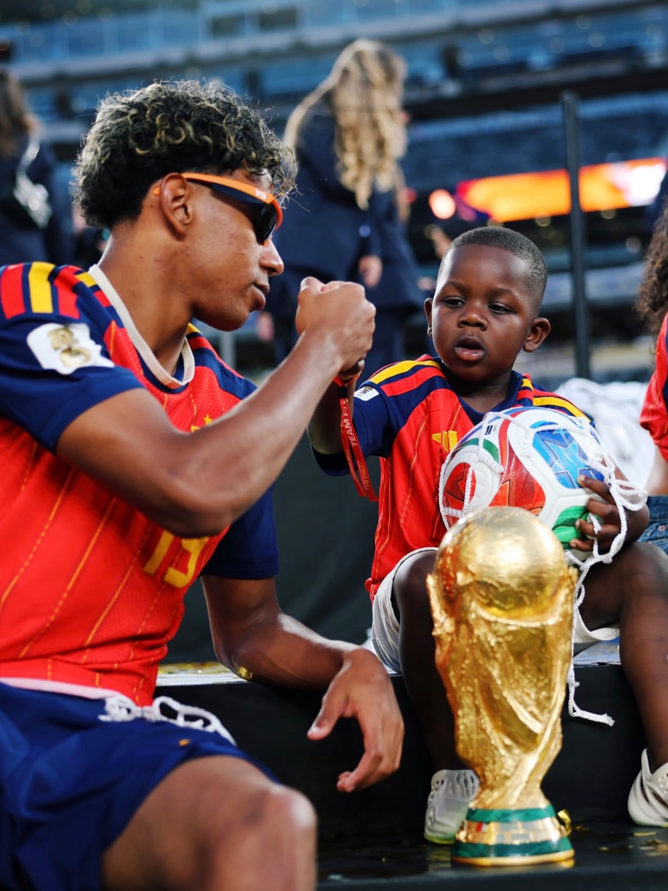 Không ghi bàn, không thi đấu nhưng vẫn viral nhất World Cup: Cậu bé 4 tuổi ôm cúp vàng bên cạnh Lamine Yamal là ai? - Ảnh 8. Không ghi bàn, không thi đấu nhưng vẫn viral nhất World Cup: Cậu bé 4 tuổi ôm cúp vàng bên cạnh Lamine Yamal là ai? - Ảnh 8.