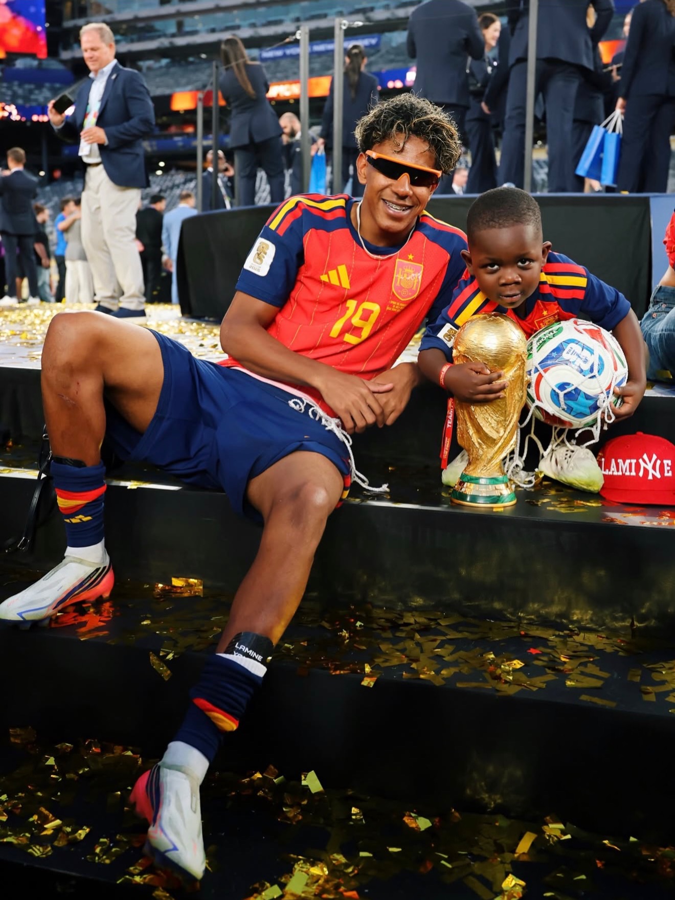 Không ghi bàn, không thi đấu nhưng vẫn viral nhất World Cup: Cậu bé 4 tuổi ôm cúp vàng bên cạnh Lamine Yamal là ai? - Ảnh 7. Không ghi bàn, không thi đấu nhưng vẫn viral nhất World Cup: Cậu bé 4 tuổi ôm cúp vàng bên cạnh Lamine Yamal là ai? - Ảnh 7.