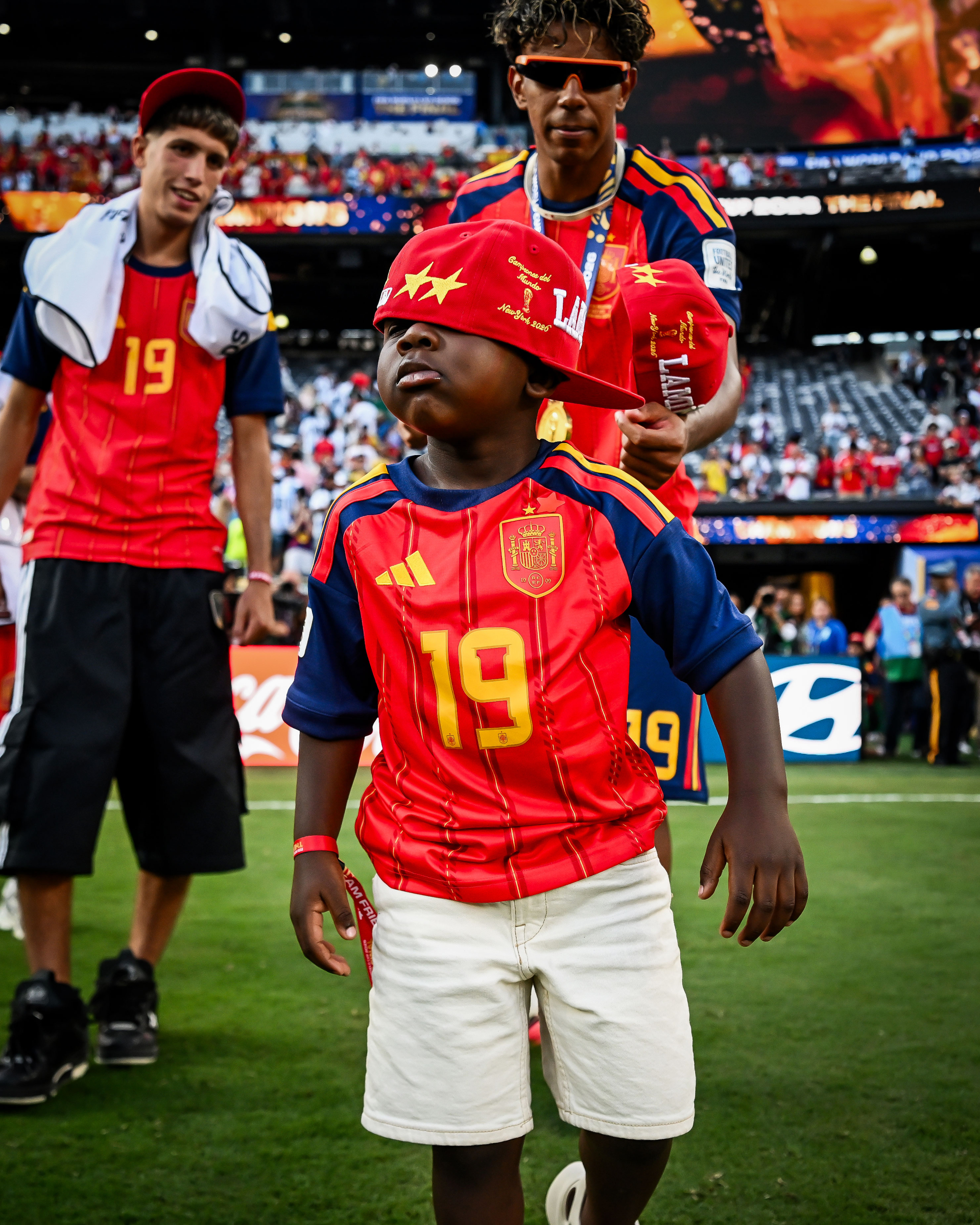 Không ghi bàn, không thi đấu nhưng vẫn viral nhất World Cup: Cậu bé 4 tuổi ôm cúp vàng bên cạnh Lamine Yamal là ai? - Ảnh 9. Không ghi bàn, không thi đấu nhưng vẫn viral nhất World Cup: Cậu bé 4 tuổi ôm cúp vàng bên cạnh Lamine Yamal là ai? - Ảnh 9.