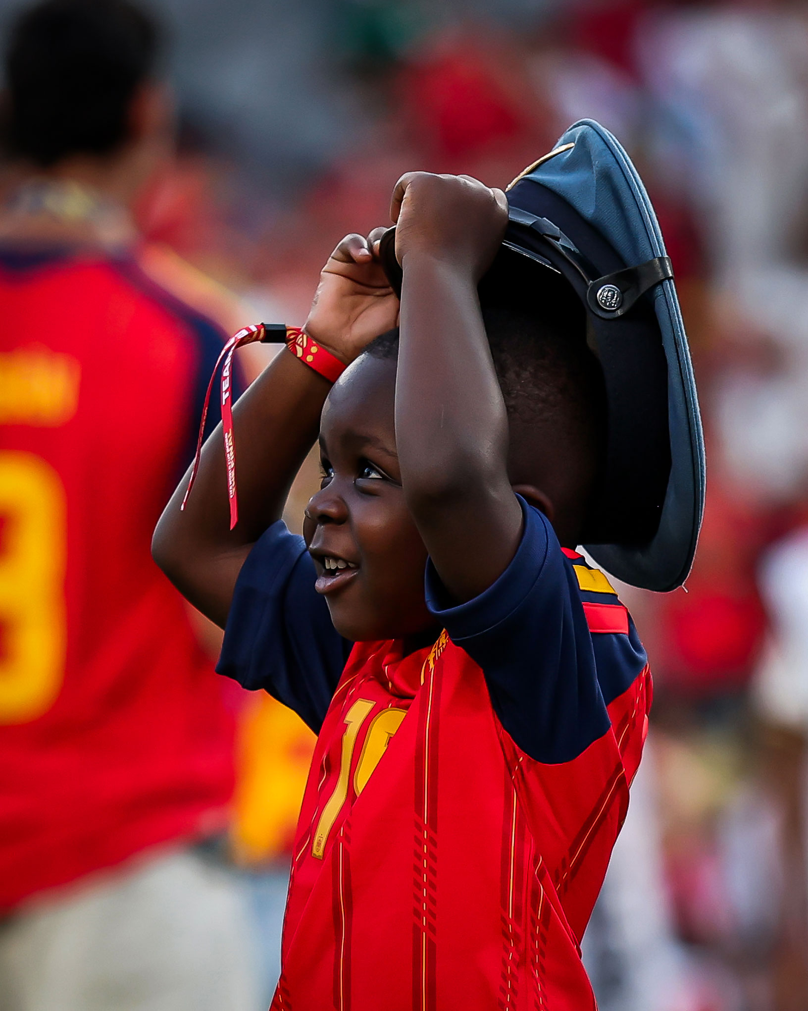 Không ghi bàn, không thi đấu nhưng vẫn viral nhất World Cup: Cậu bé 4 tuổi ôm cúp vàng bên cạnh Lamine Yamal là ai? - Ảnh 10. Không ghi bàn, không thi đấu nhưng vẫn viral nhất World Cup: Cậu bé 4 tuổi ôm cúp vàng bên cạnh Lamine Yamal là ai? - Ảnh 10.