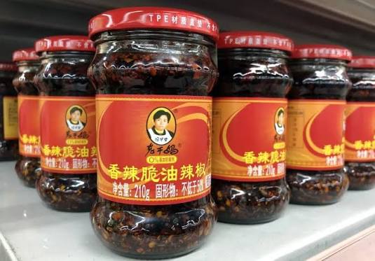 Người phụ nữ không biết chữ đứng sau lọ dầu ớt