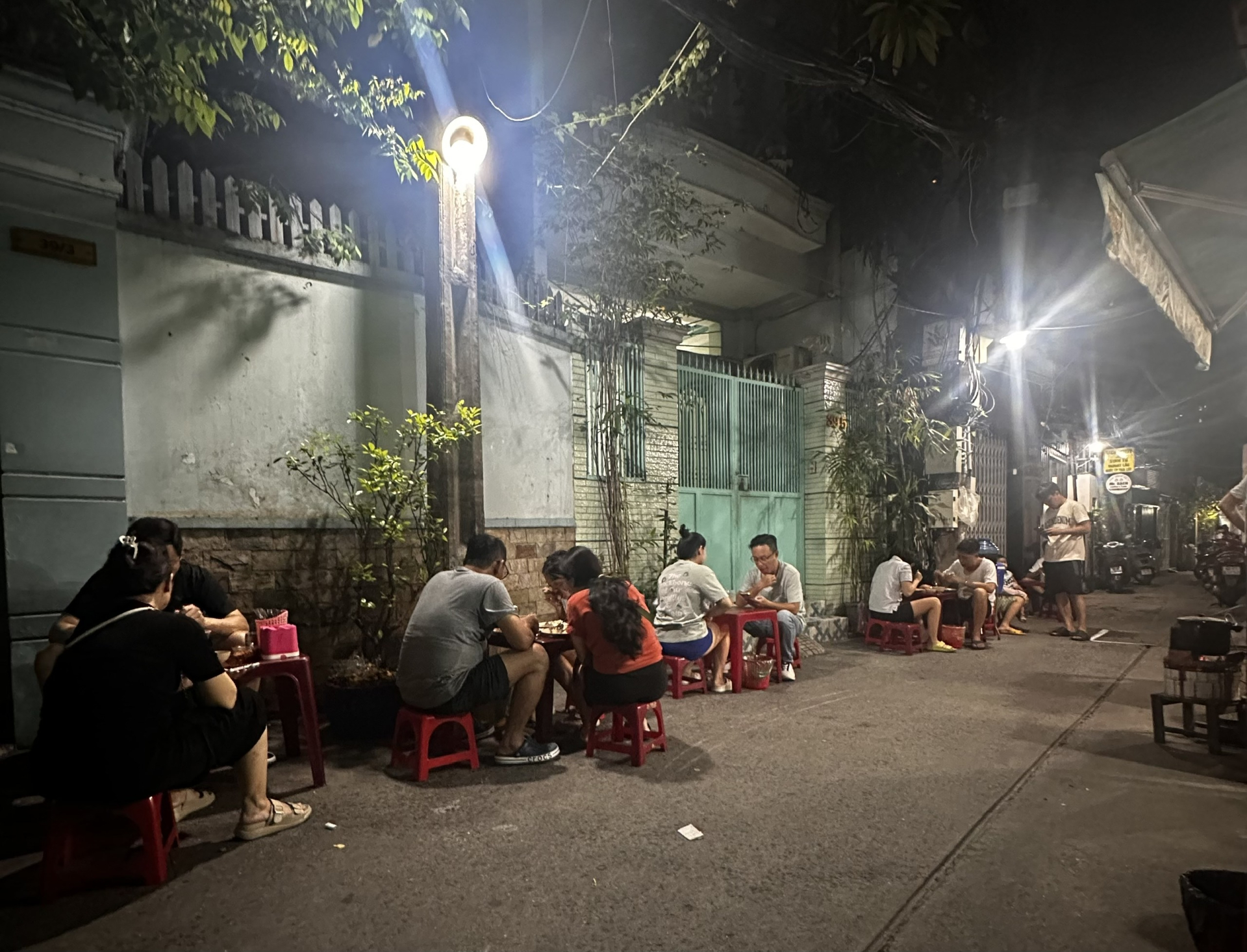 Quán cơm tấm núp hẻm từng ‘vỡ trận’ sau cơn sốc viral, tạm nghỉ một tuần tới ngày mở bán lại vẫn… đông như cũ - Ảnh 3. Quán cơm tấm núp hẻm từng ‘vỡ trận’ sau cơn sốc viral, tạm nghỉ một tuần tới ngày mở bán lại vẫn… đông như cũ - Ảnh 3.
