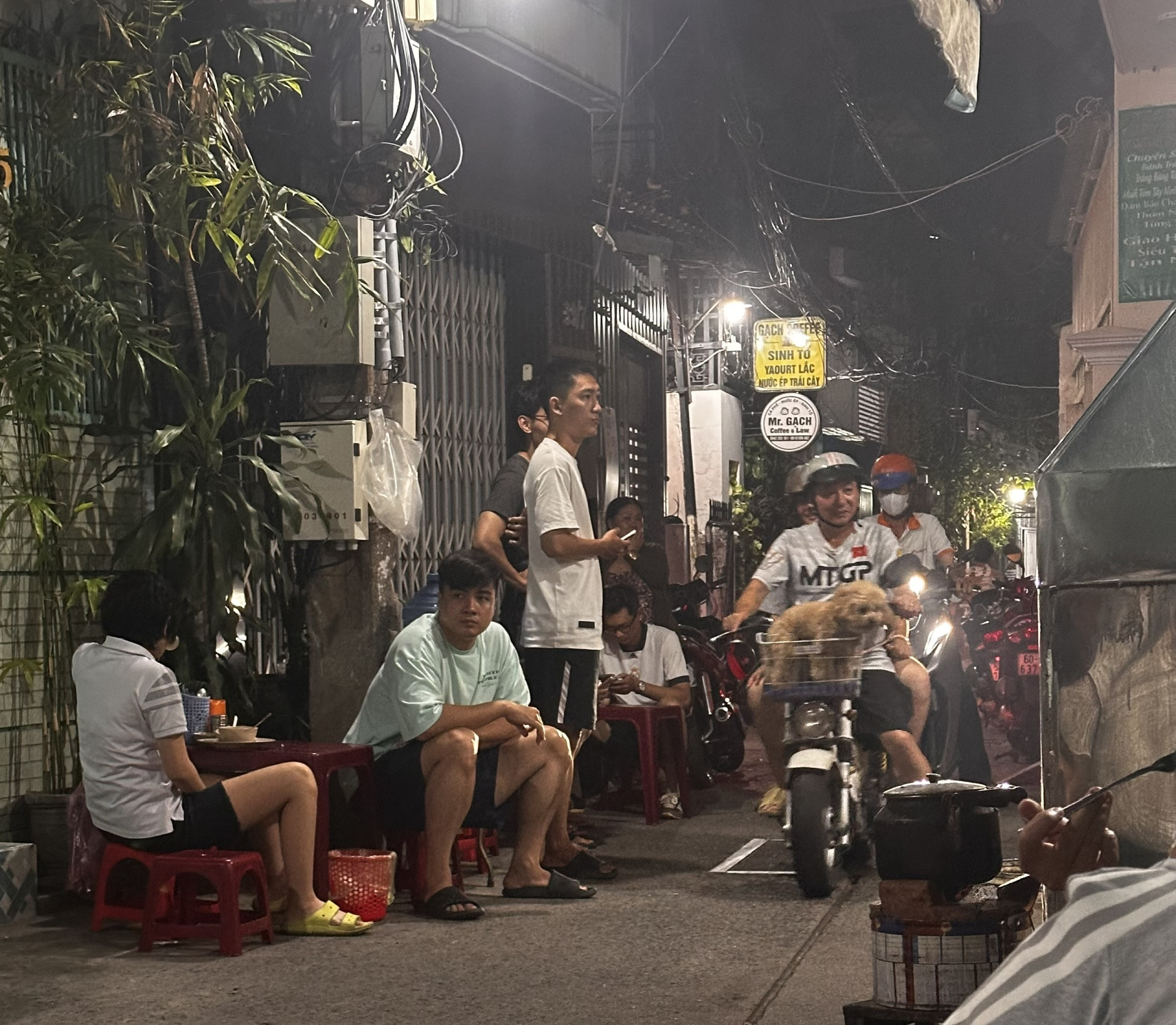 Quán cơm tấm núp hẻm từng ‘vỡ trận’ sau cơn sốc viral, tạm nghỉ một tuần tới ngày mở bán lại vẫn… đông như cũ - Ảnh 4. Quán cơm tấm núp hẻm từng ‘vỡ trận’ sau cơn sốc viral, tạm nghỉ một tuần tới ngày mở bán lại vẫn… đông như cũ - Ảnh 4.