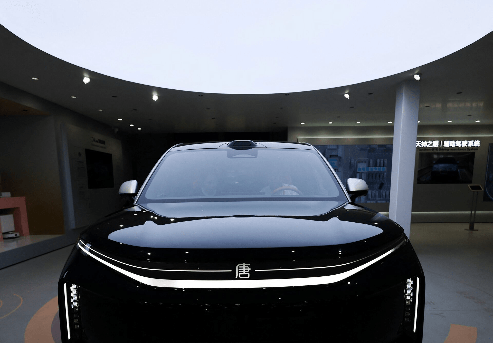 BYD ra mắt công nghệ sạc ô tô mới , xóa bỏ nỗi lo sạc pin trong 6 phút - Ảnh 3. BYD ra mắt công nghệ sạc ô tô mới , xóa bỏ nỗi lo sạc pin trong 6 phút - Ảnh 3.