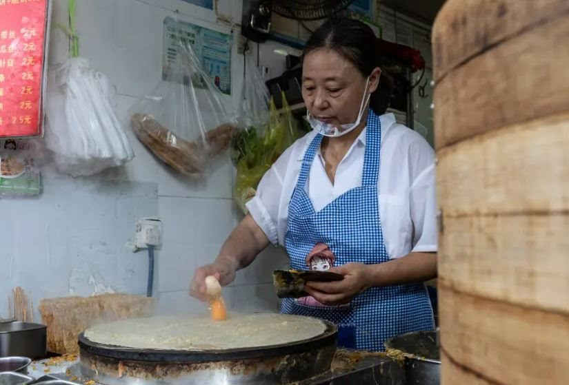 Lạm phát Trung Quốc gia tăng đột biến khiến người tiêu dùng lo lắng về giá trứng - Ảnh 3. Lạm phát Trung Quốc gia tăng đột biến khiến người tiêu dùng lo lắng về giá trứng - Ảnh 3.