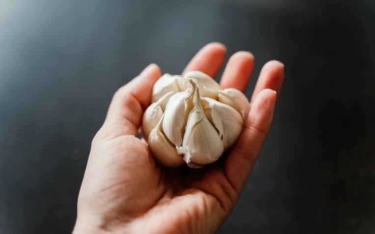 Nhiều người ăn tỏi để “thải độc” gan: Chuyên gia chỉ ra sự thật không phải ai cũng biết - Ảnh 1.