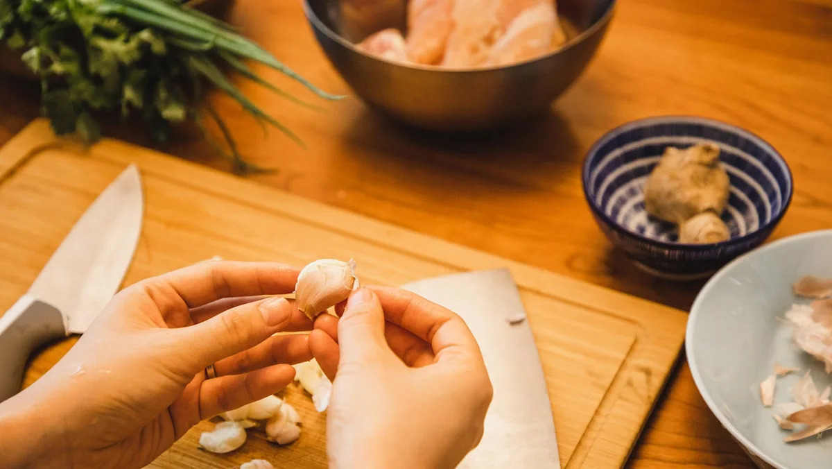 Nhiều người ăn tỏi để “thải độc” gan: Chuyên gia chỉ ra sự thật không phải ai cũng biết - Ảnh 1.