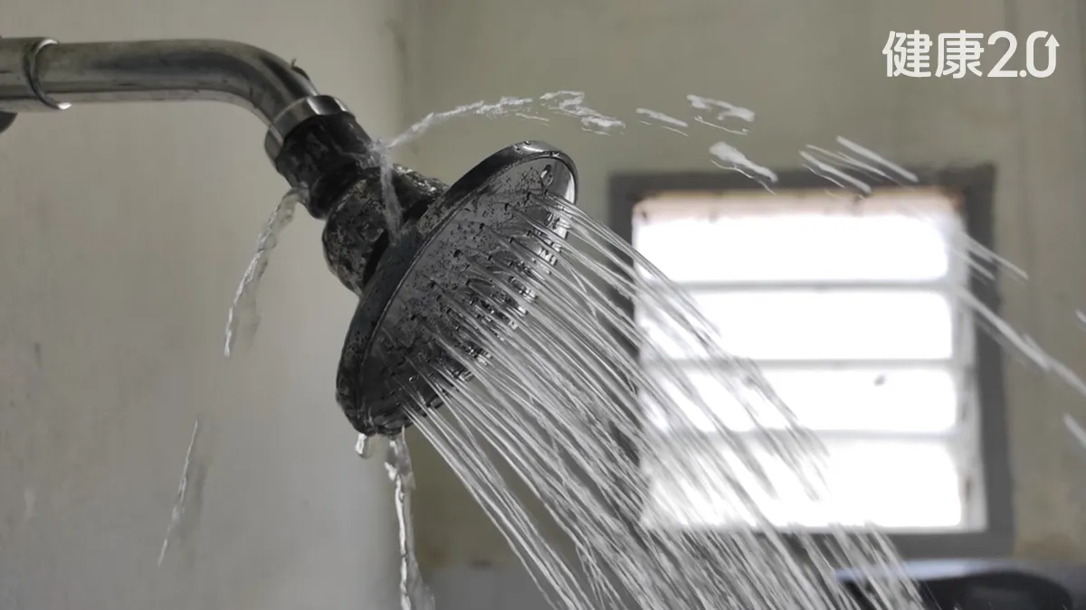 Tắm nước lạnh ngày hè, cụ ông 68 tuổi bị tổn thương thận cấp: Bác sĩ cảnh báo 4 nhóm người tuyệt đối nên tránh - Ảnh 1.
