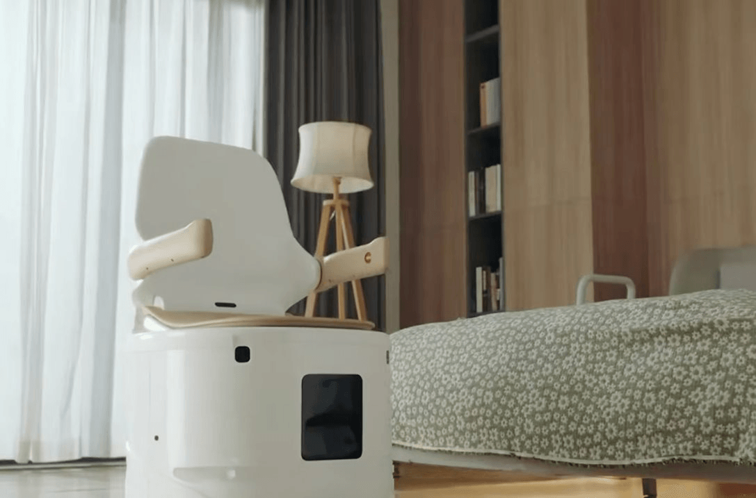 Robot bồn cầu Xiaoban tự hành gây sốc tại AID 2026 , hỗ trợ người già và khuyết tật - Ảnh 2.