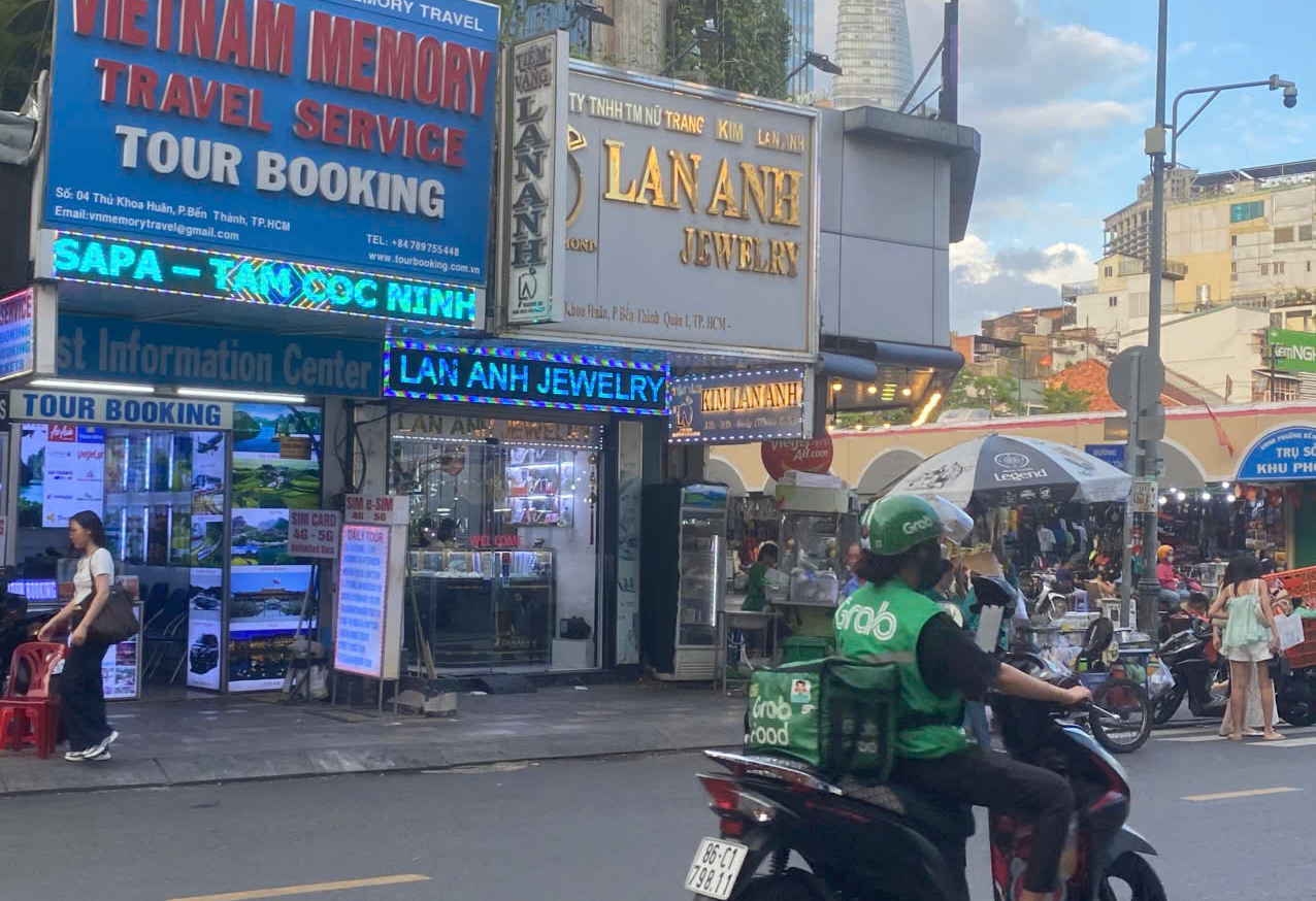 Đi tìm những tiệm kim cương còn mở cửa ở TP.HCM sau biến động lớn của thị trường - Ảnh 1.