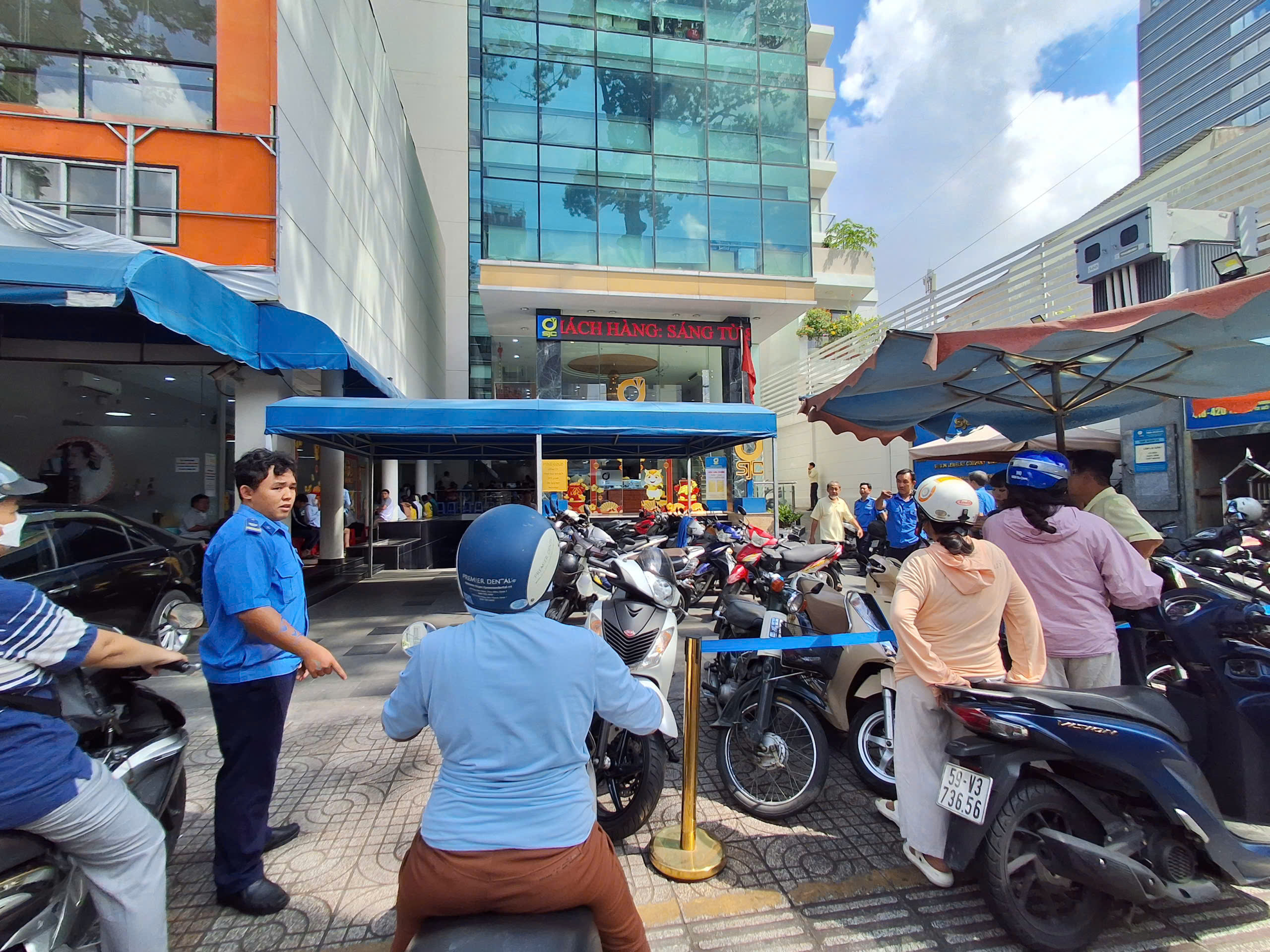 Người d&acirc;n tập trung giao dịch tại cửa h&agrave;ng SJC