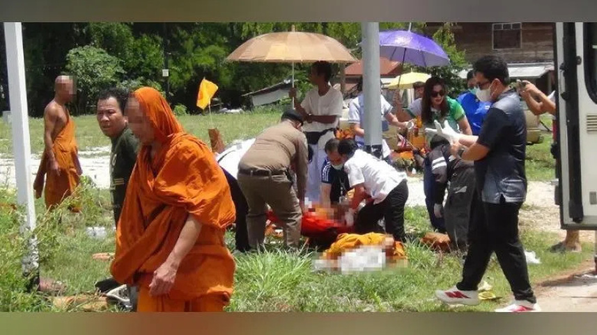 ‘Chiếc xe lao với tốc độ tối đa’: Nhà sư kể phút sinh tử trong vụ bé trai 11 tuổi lái xe tông đoàn hành hương ở Thái Lan - Ảnh 3. ‘Chiếc xe lao với tốc độ tối đa’: Nhà sư kể phút sinh tử trong vụ bé trai 11 tuổi lái xe tông đoàn hành hương ở Thái Lan - Ảnh 3.